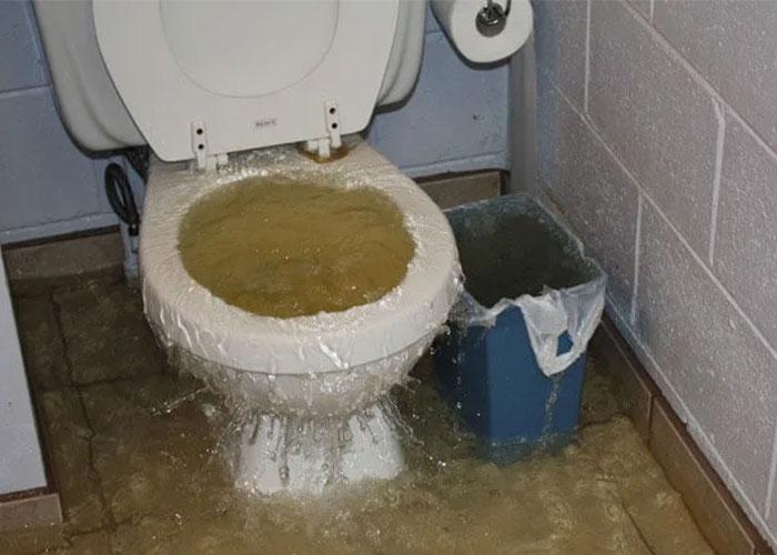راه باز کردن لوله فاضلاب با لوله بازکن دستی